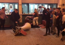 VIDEO. Bătaie generală la o nuntă! Scaune, pumni și picioare în aer! VIDEO. Bătaie generală la o nuntă! Scaune, pumni și picioare în aer!