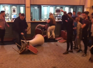 VIDEO. Bătaie generală la o nuntă! Scaune, pumni și picioare în aer! VIDEO. Bătaie generală la o nuntă! Scaune, pumni și picioare în aer!