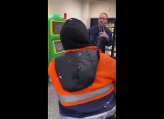 VIDEO. Bătaie între rafturile de la supermarket! L-a lăsat lat printre produse! VIDEO. Bătaie între rafturile de la supermarket! L-a lăsat lat printre produse!