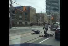 VIDEO. I-a făcut KO și i-a călcat pe cap în mijlocul străzii! VIDEO. I-a făcut KO și i-a călcat pe cap în mijlocul străzii!