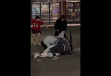 Vor înceta vreodată bătăile din baruri și de pe stradă? (VIDEO) Unii reușesc chiar să-l dezbrace pe un băiat aflat întins pe trotuar, iar alții continuă seriile de pumni și picioare.