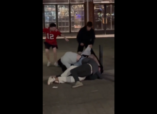 Vor înceta vreodată bătăile din baruri și de pe stradă? (VIDEO) Unii reușesc chiar să-l dezbrace pe un băiat aflat întins pe trotuar, iar alții continuă seriile de pumni și picioare.