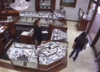VIDEO. Au încercat să jefuiască un magazin de bijuterii, dar angajații au ripostat! VIDEO. Au încercat să jefuiască un magazin de bijuterii, dar angajații au ripostat!