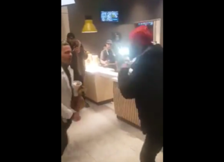 VIDEO. L-a făcut KO cu o singură mână, țînând în cealaltă o pungă de mâncare și un suc! Tu cum ai fi procedat în această situație, dacă ai fi văzut că adversarul tău este în mod cert mai bun?