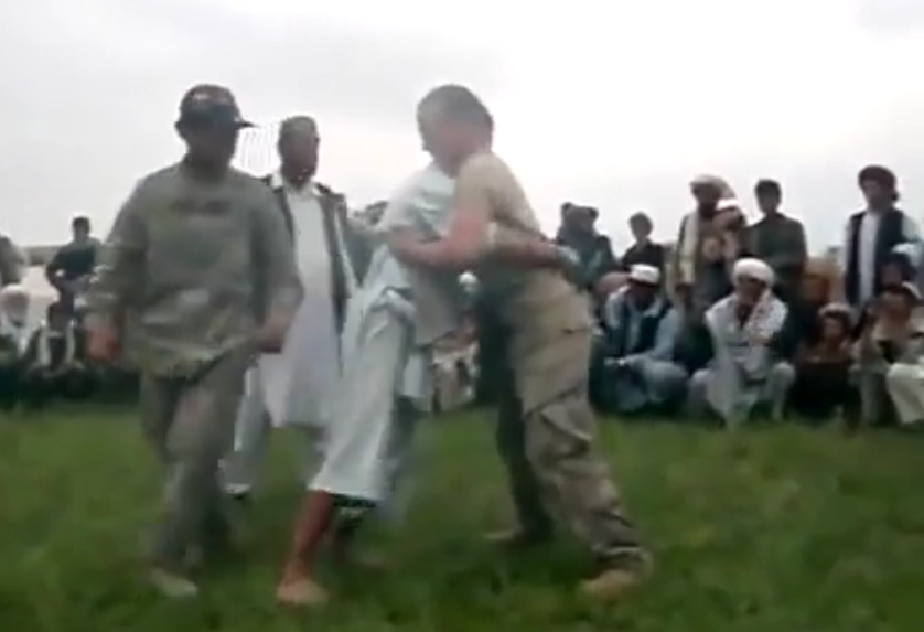 VIDEO. Un soldat american își rupe mâna în timpul unei lupte libere cu un afgan!