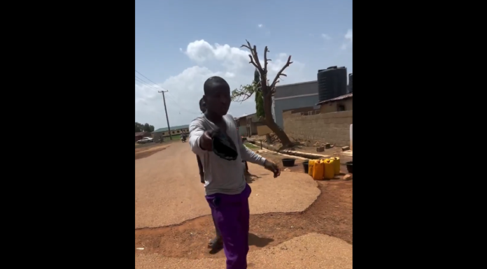 VIDEO. Bătaie într-un sat african! VIDEO. Bătaie într-un sat african!