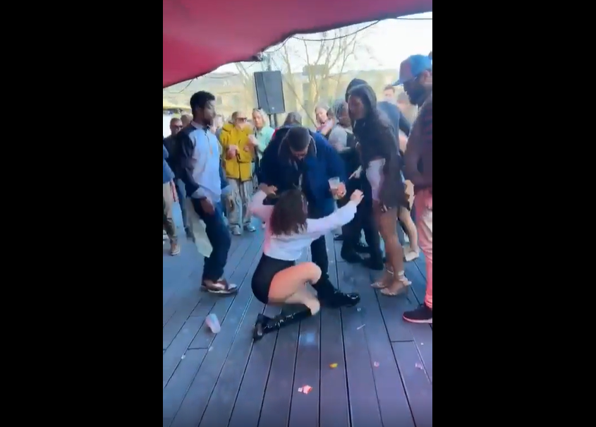 VIDEO. Cum se bat britanicele după ce se îmbată