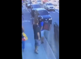 VIDEO. S-a legat degeaba de un livrator pe stradă și și-a luat o mamă de bătaie! VIDEO. S-a legat degeaba de un livrator pe stradă și și-a luat o mamă de bătaie!