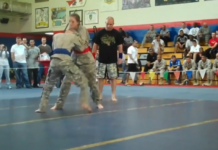 VIDEO. O luptă între doi soldați, femeie vs bărbat, se termină cu o accidentare! VIDEO. O luptă între doi soldați, femeie vs bărbat, se termină cu o accidentare!