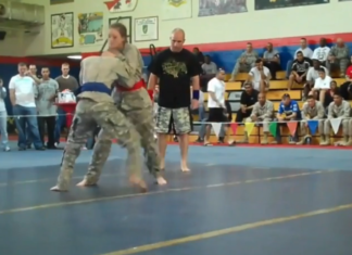 VIDEO. O luptă între doi soldați, femeie vs bărbat, se termină cu o accidentare! VIDEO. O luptă între doi soldați, femeie vs bărbat, se termină cu o accidentare!