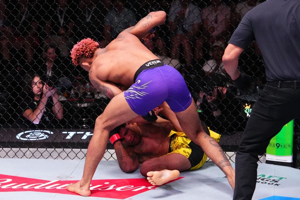 Avem un nou pretendent de top în cadrul categoriei Welterweight! Michael Morales l-a zdrobit pe Gilbert Burns! (VIDEO)