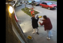 VIDEO. Un hoț de bere se bate cu angajatul magazinului folosindu-și proteza de picior! VIDEO. Un hoț de bere se bate cu angajatul magazinului folosindu-și proteza de picior!