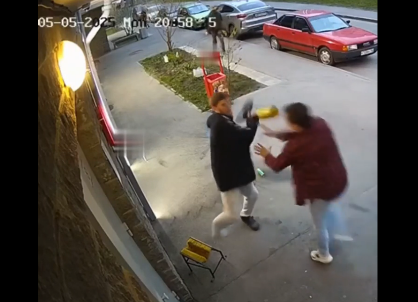 VIDEO. Un hoț de bere se bate cu angajatul magazinului folosindu-și proteza de picior!