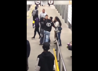 VIDEO. A folosit lovitura „spartană” și i-a întins pe toți pe peron! VIDEO. A folosit lovitura "spartană" și i-a întins pe toți pe peron!