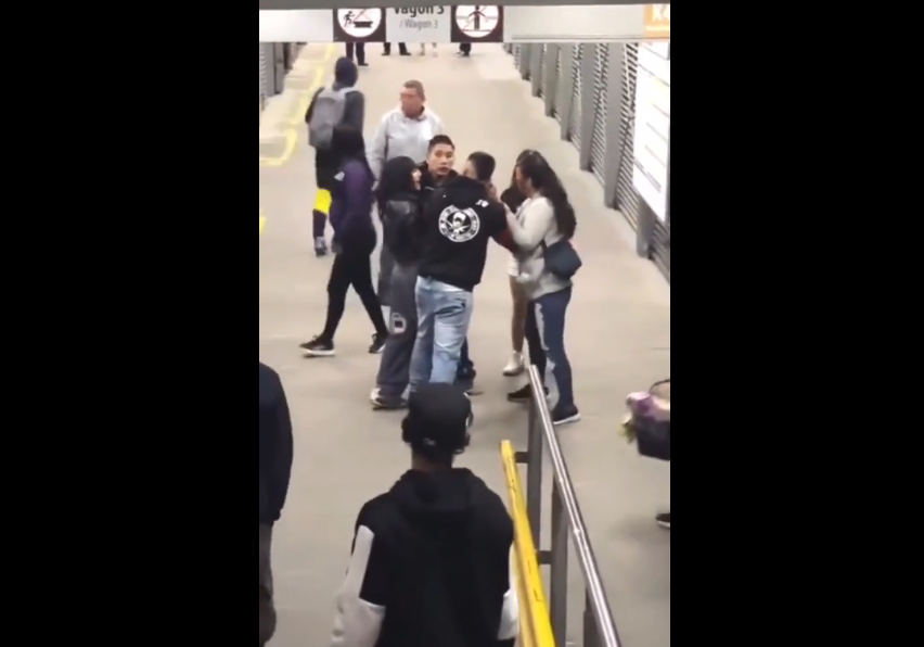 VIDEO. A folosit lovitura "spartană" și i-a întins pe toți pe peron!
