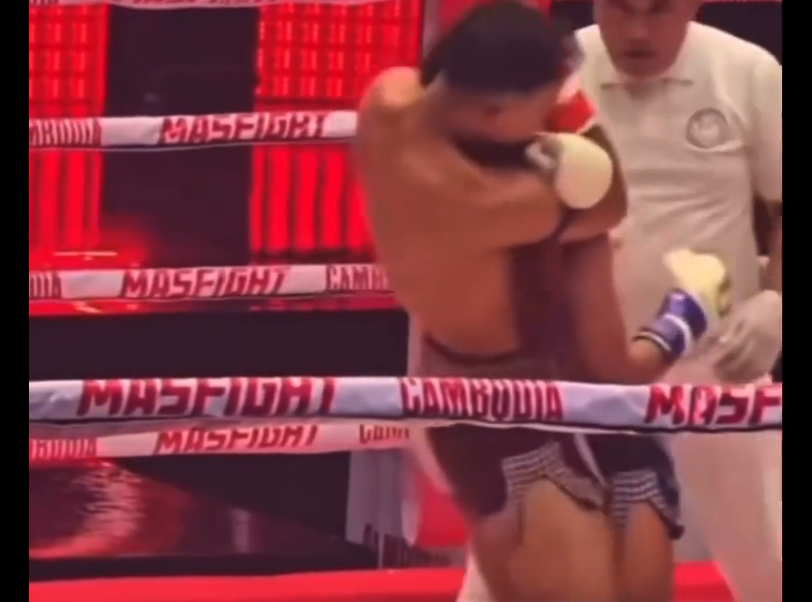 VIDEO. Arbitrul a oprit mult prea târziu lupta!