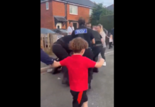 VIDEO. O bătaie între polițiști și civili se lasă cu un KO neașteptat! VIDEO. O bătaie între polițiști și civili se lasă cu un KO neașteptat!