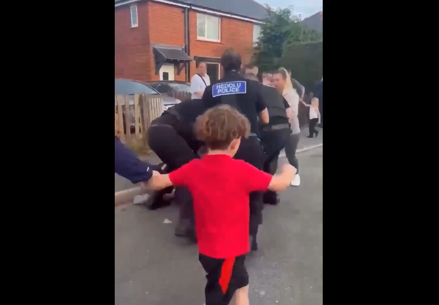 VIDEO. O bătaie între polițiști și civili se lasă cu un KO neașteptat!