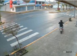VIDEO. 2 hoți au încercat să jefuiască 1 bărbat! Ce crezi că s-a întâmplat? VIDEO. 2 hoți au încercat să jefuiască 1 bărbat! Ce crezi că s-a întâmplat?