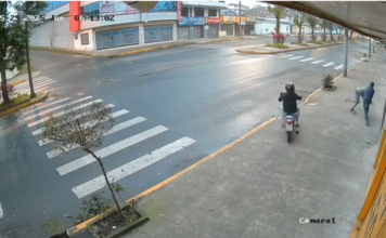VIDEO. 2 hoți au încercat să jefuiască 1 bărbat! Ce crezi că s-a întâmplat? VIDEO. 2 hoți au încercat să jefuiască 1 bărbat! Ce crezi că s-a întâmplat?