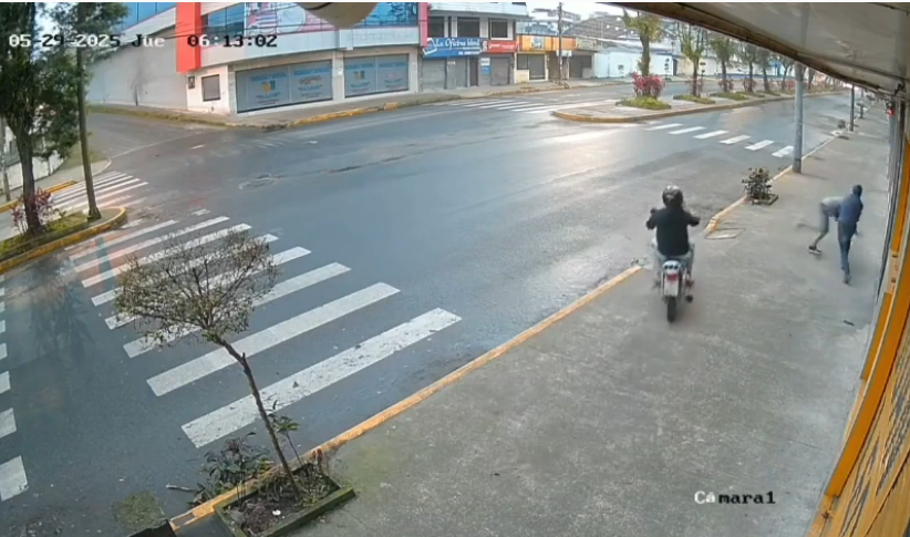 VIDEO. 2 hoți au încercat să jefuiască 1 bărbat! Ce crezi că s-a întâmplat?