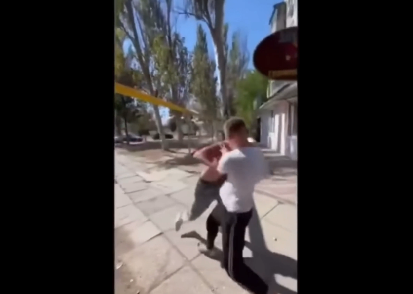 VIDEO. A venit să dea noroc prietenește, dar ce a urmat...