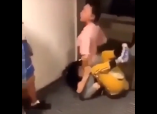 VIDEO. O luptă între fete s-a terminat când una a mușcat-o pe cealaltă de… VIDEO. O luptă între fete s-a terminat când una a mușcat-o pe cealaltă de...