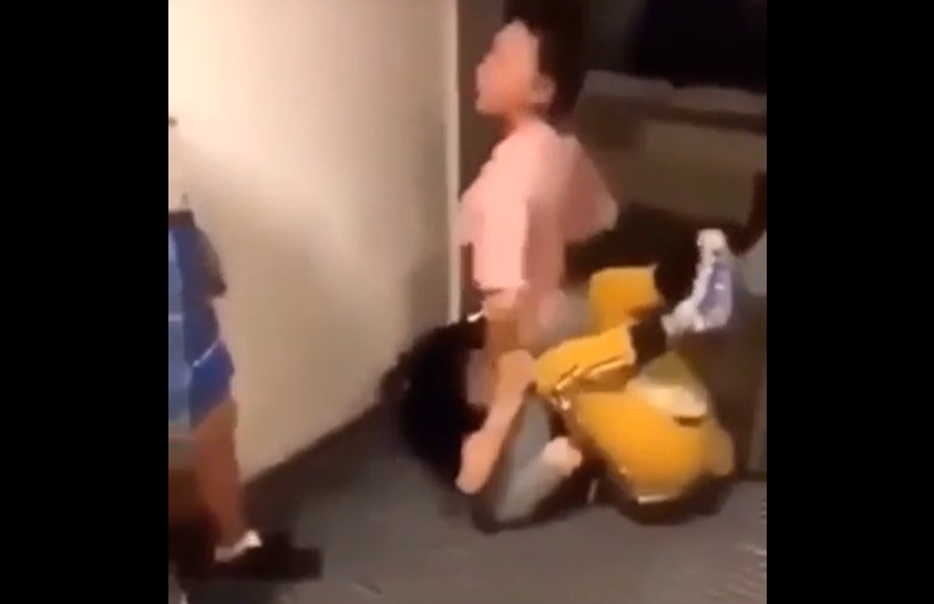 VIDEO. O luptă între fete s-a terminat când una a mușcat-o pe cealaltă de...