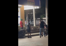 VIDEO. Și-a dat tricoul jos ca să meargă la culcare în mijlocul străzii! VIDEO. Și-a dat tricoul jos ca să meargă la culcare în mijlocul străzii!