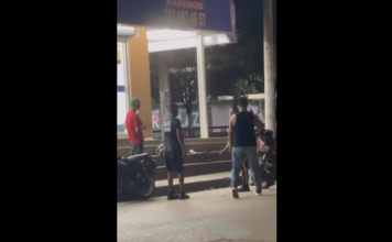 VIDEO. Și-a dat tricoul jos ca să meargă la culcare în mijlocul străzii! VIDEO. Și-a dat tricoul jos ca să meargă la culcare în mijlocul străzii!