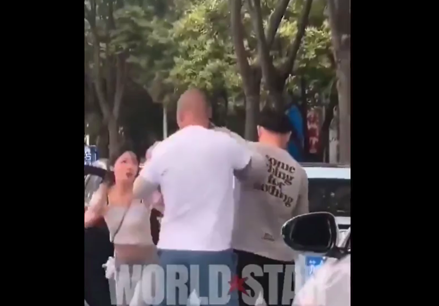 VIDEO. A stat degeaba în timp ce prietena lui lua bătaie!