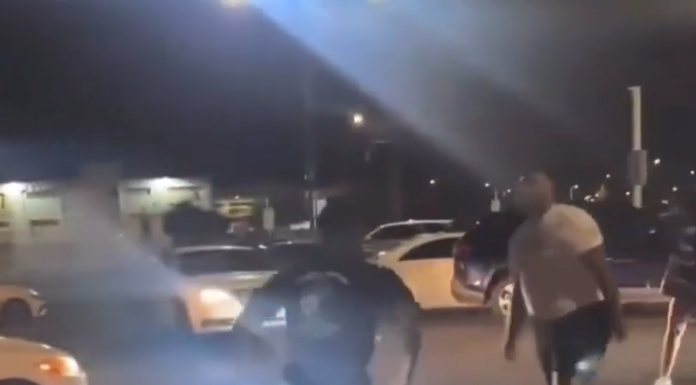 VIDEO. Bătaie în parcare în care a fost implicată și o mașină! VIDEO. Bătaie în parcare în care a fost implicată și o mașină!