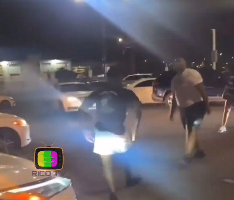 VIDEO. Bătaie în parcare în care a fost implicată și o mașină!