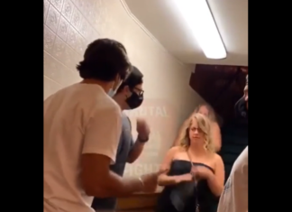 VIDEO. L-a făcut KO cu un cot brutal, chiar în mijlocul holului! VIDEO. L-a făcut KO cu un cot brutal, chiar în mijlocul holului!
