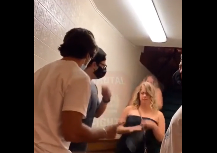 VIDEO. L-a făcut KO cu un cot brutal, chiar în mijlocul holului!