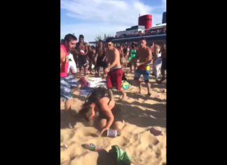 VIDEO. Te duci la mare să te relaxezi sau să te bați pe plajă? VIDEO. Te duci la mare să te relaxezi sau să te bați pe plajă?