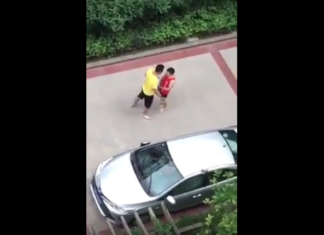 VIDEO. A atacat un bărbat mai mic și și-a luat un knockout de zile mari! VIDEO. A atacat un bărbat mai mic și și-a luat un knockout de zile mari!
