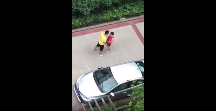 VIDEO. A atacat un bărbat mai mic și și-a luat un knockout de zile mari!