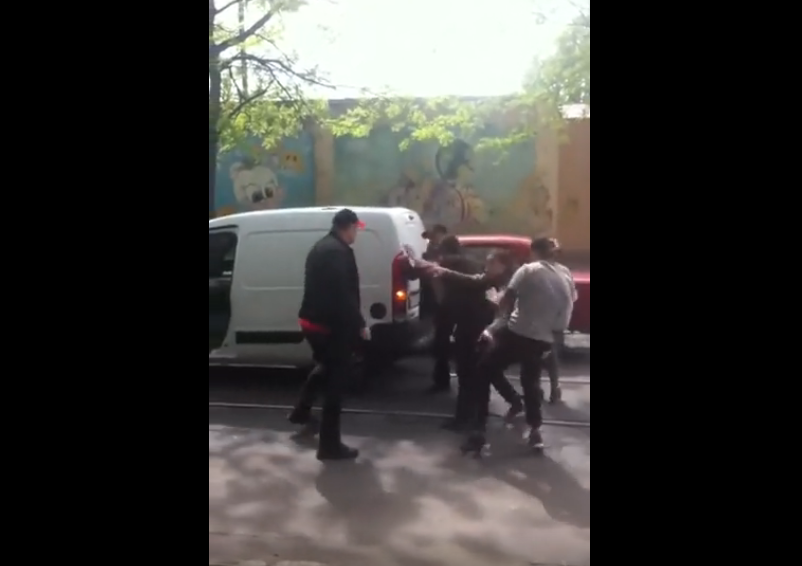 VIDEO. Knockout brutal după o ceartă în trafic!
