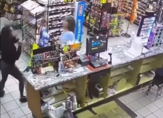 VIDEO. Casierița a făcut-o KO pe clienta cu un singur pumn! VIDEO. Casierița a făcut-o KO pe clienta cu un singur pumn!