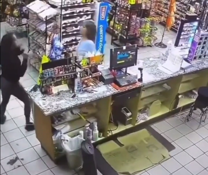 VIDEO. Casierița a făcut-o KO pe clienta cu un singur pumn!