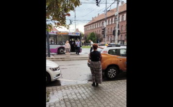 VIDEO. Scandal într-o stație de autobuz din Cluj! VIDEO. Scandal într-o stație de autobuz din Cluj!