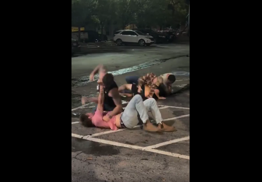 Bătaie de grup într-o parcare! (VIDEO)