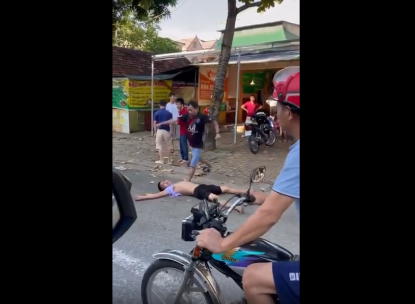 VIDEO. S-a dat "mort" ca să-și poată lovi brutal adversarul cu un bolovan!