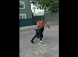 VIDEO. L-a făcut KO de două ori și l-a lăsat lat pe trotuar! VIDEO. L-a făcut KO de două ori și l-a lăsat lat pe trotuar!