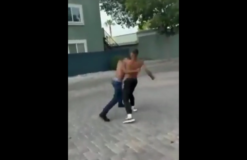 VIDEO. L-a făcut KO de două ori și l-a lăsat lat pe trotuar!
