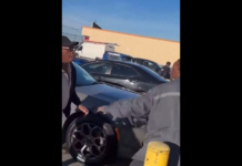 VIDEO. Când doi bătrâni se bat într-o parcare, n-are cum să iasă bine… VIDEO. Când doi bătrâni se bat într-o parcare, n-are cum să iasă bine...