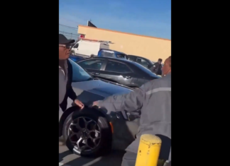 VIDEO. Când doi bătrâni se bat într-o parcare, n-are cum să iasă bine… VIDEO. Când doi bătrâni se bat într-o parcare, n-are cum să iasă bine...