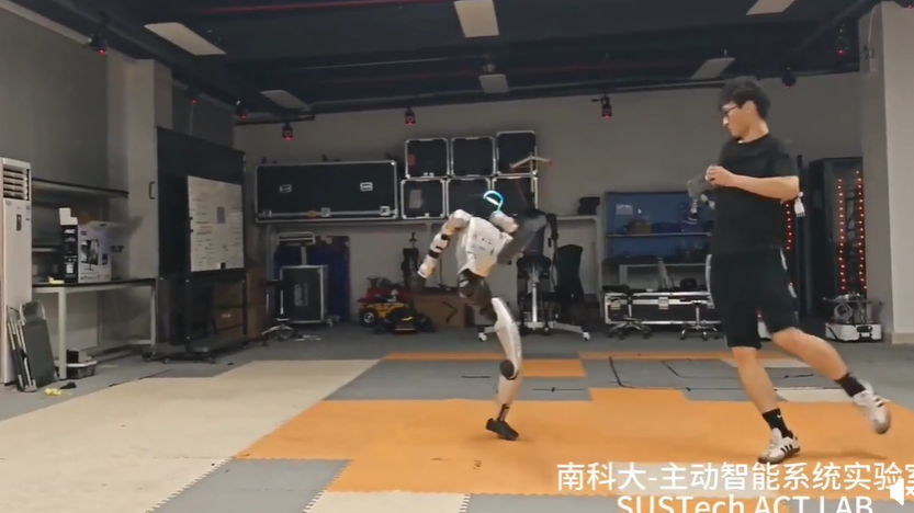 VIDEO. Cum se descurcă într-o luptă un robot de talie mică cu un bărbat de talie medie?