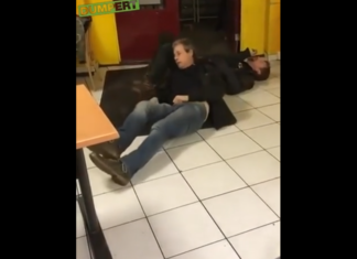 VIDEO. Doi bețivi și-au luat bătaie într-un fast food pentru că făceau scandal! VIDEO. Doi bețivi și-au luat bătaie într-un fast food pentru că făceau scandal!
